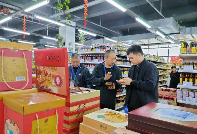 沾益區(qū)市場監(jiān)管局聚焦三個(gè)重點(diǎn)開展國慶中秋食品安全專項(xiàng)檢查 食品集中加工環(huán)節(jié)成關(guān)鍵突破口